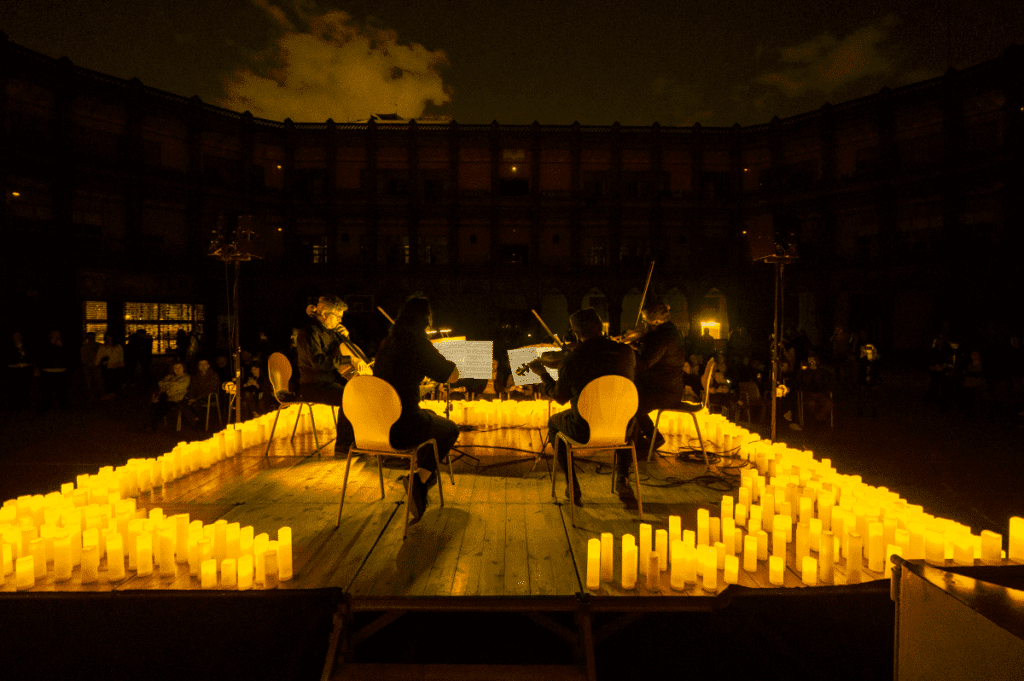 Des concerts en plein air à la lueur des bougies illuminent les lieux les plus emblématiques de Marseille