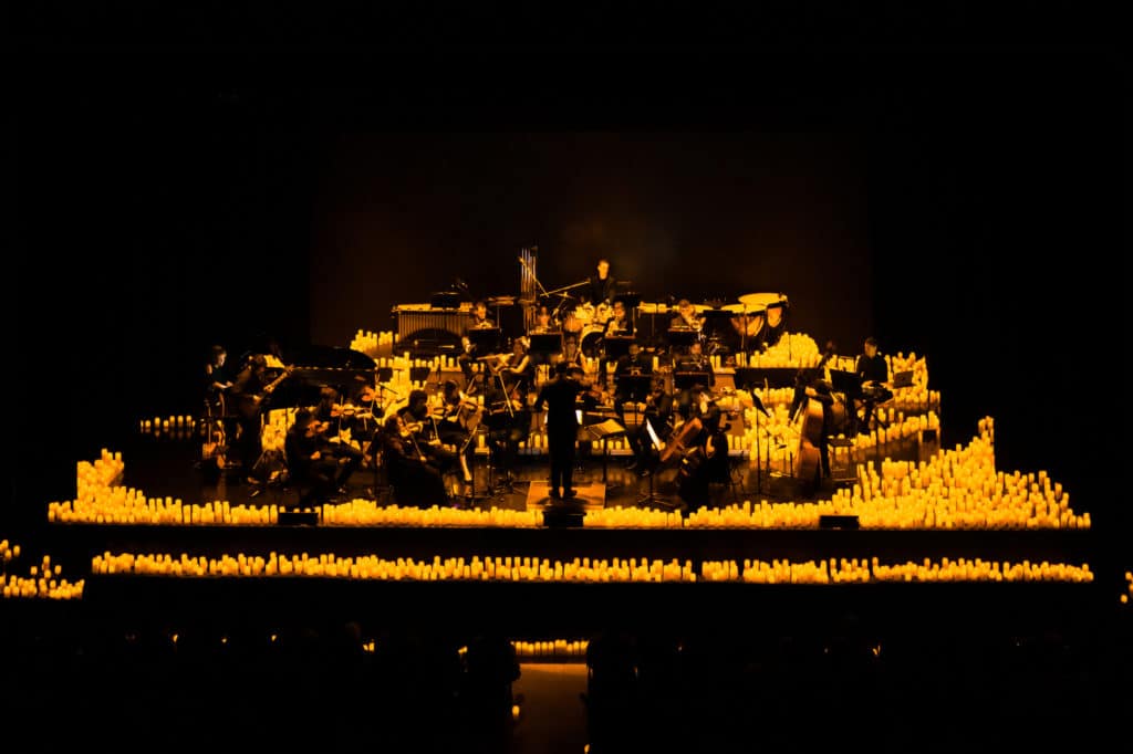 Photo d'un concert Candlelight par un orchestre entouré de bougies